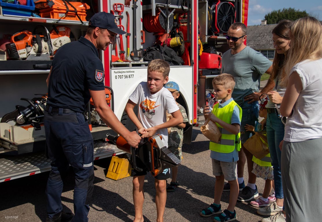Vaikai susipažįsta su ugniagesių darbu bendruomenės renginyje